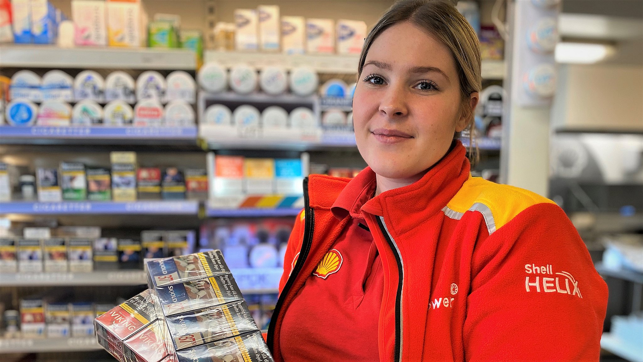 Emilie Raaby Groth er daglig leder på Shell i Ravnstrup ved Viborg. Hun har stadig cigaretter på lager, men risikerer tomme hylder, fordi kunderne hamster.