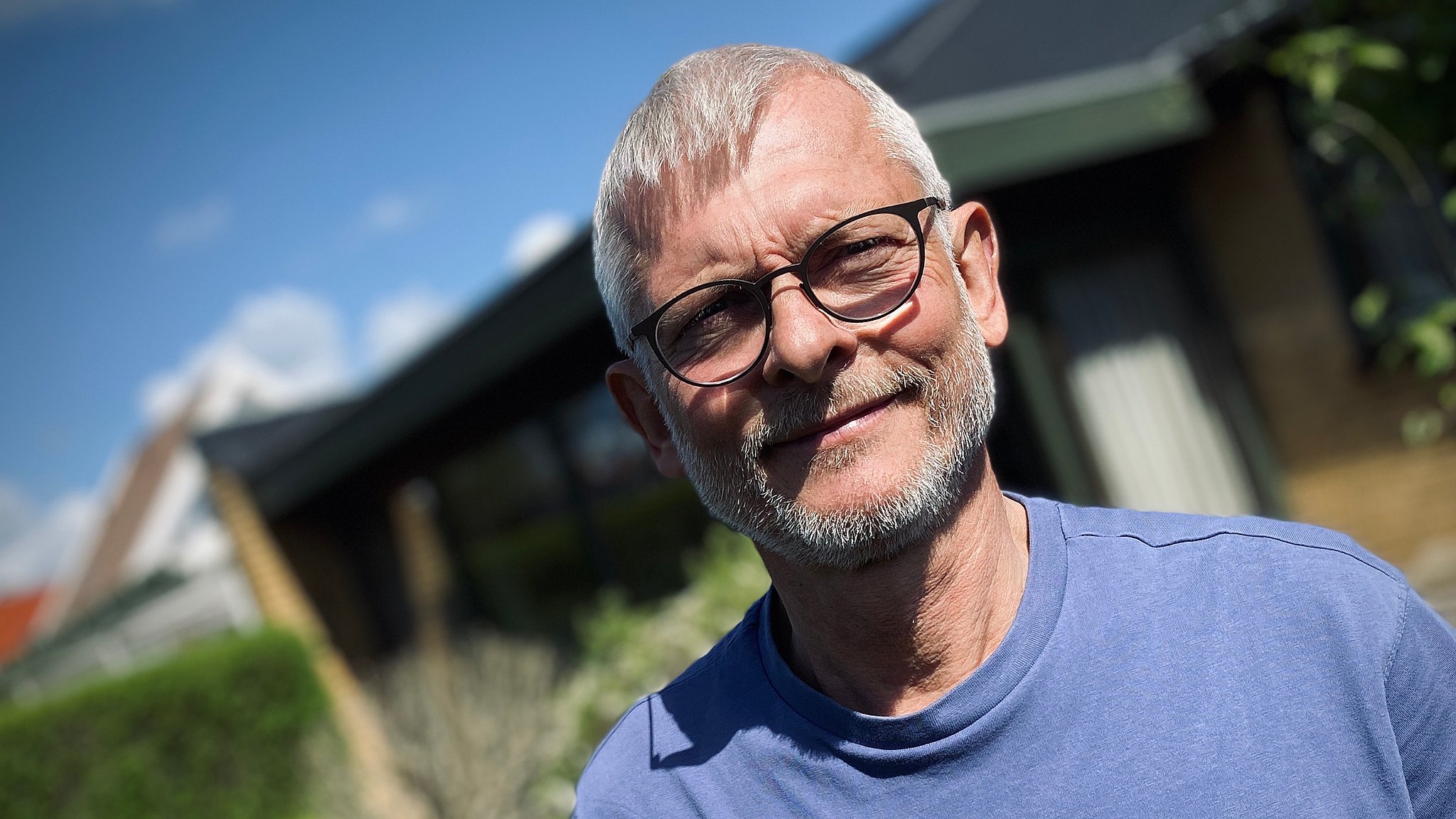 Gert Munch giver et forsigtigt bud på, at han aktivt bruger tre timer på at følge med i reden hver dag.