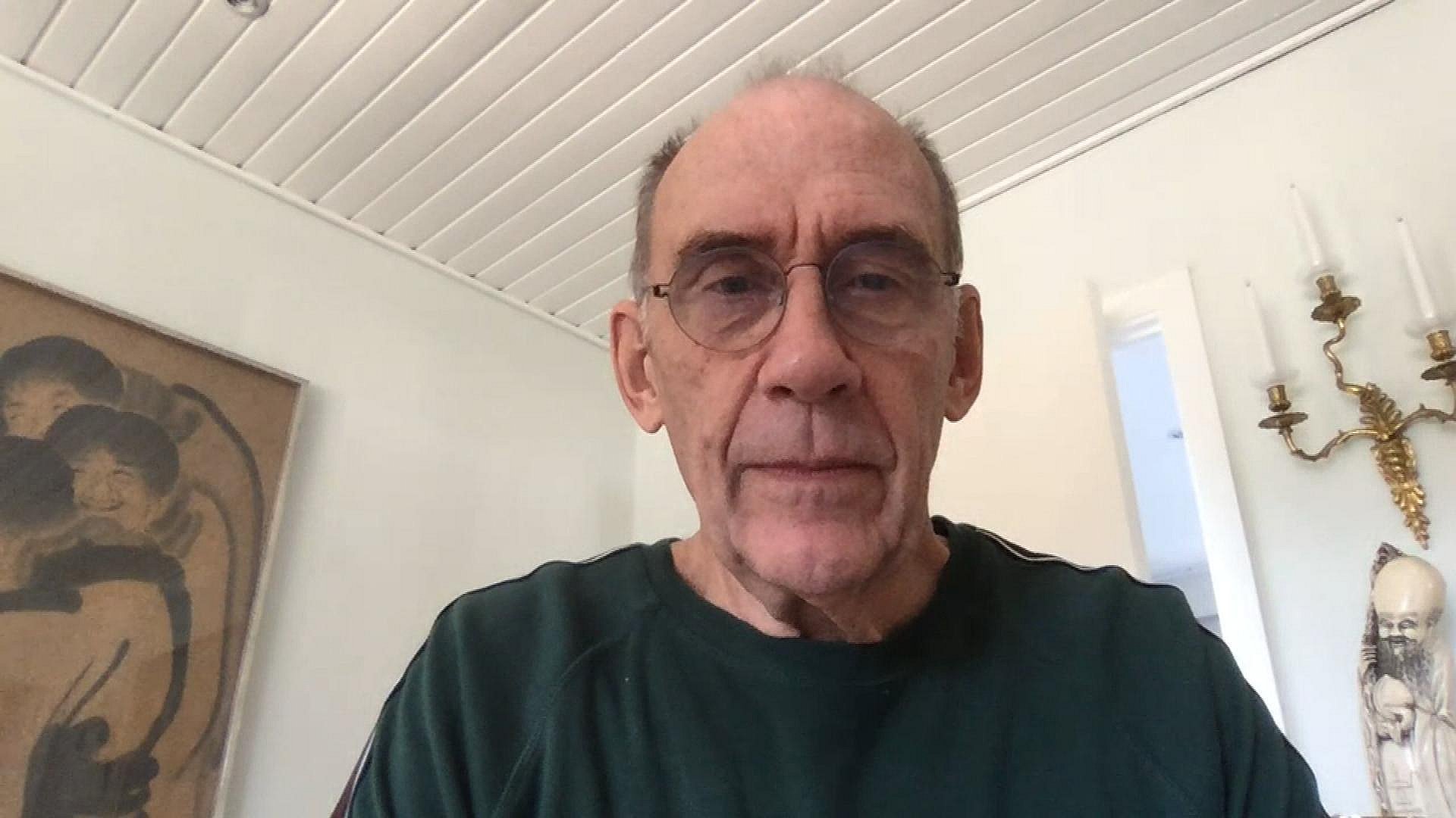 Niels Høiby er tidligere ledende overlæge gennem 32 år på Rigshospitalet. I dag han er han professor i mikrobiologi. Han har mange års erfaring på området og betragtes som en af landets førende eksperter i hospitalshygiejne.