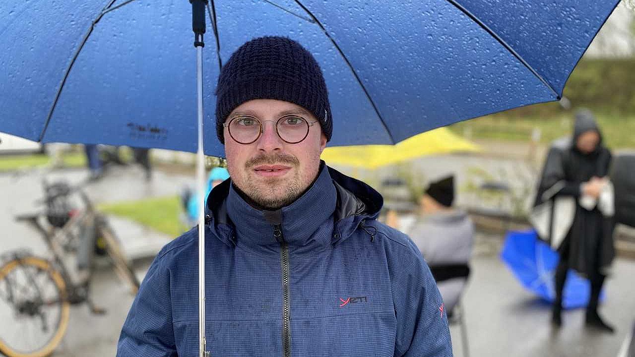 Daniel Noti har en autismediagnose og føler sig nogle gange ensom under coronanedlukningen. Derfor besøgte han i dag den mobile café i Struer.